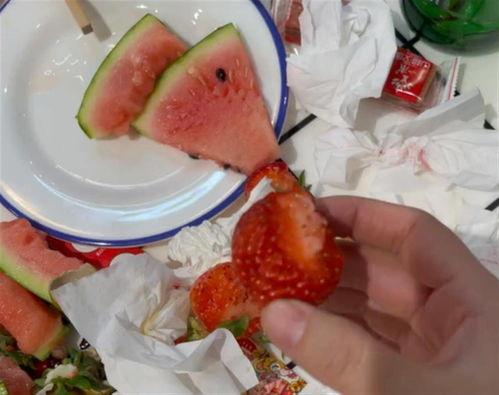 草莓吃瓜视频,揭秘网红美食背后的故事 草莓吃瓜视频,揭秘网红美食背后的故事